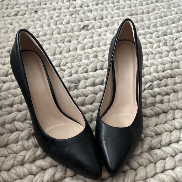 Classic Cole Haan Black Leather Pumps - Picture 5 of 6